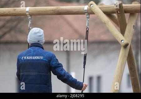 17. März 2022, Baden-Württemberg, Meßstetten: Ein aus Kharkiv geflohter Junge schaukelt auf einem Spielplatz der ehemaligen Zollernalb-Kaserne. In den letzten Tagen wurde in der ehemaligen staatlichen Erstaufnahmeeinrichtung im Bezirk Zollernalb ein Ankunftszentrum für Flüchtlinge aus der Ukraine eingerichtet. Foto: Marijan Murat/dpa Stockfoto