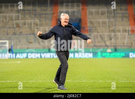 Jubilationstrainer Christian STREICH (FR) Fußball DFB Pokal Viertelfinale, VfL Bochum (BO) - SC Freiburg (FR) 1:2 aet, am 2.. März 2022 in Bochum/Deutschland. Â Stockfoto