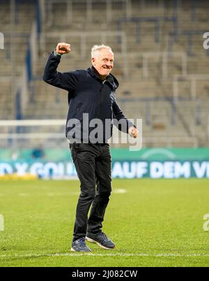 Jubilationstrainer Christian STREICH (FR) Fußball DFB Pokal Viertelfinale, VfL Bochum (BO) - SC Freiburg (FR) 1:2 aet, am 2.. März 2022 in Bochum/Deutschland. Â Stockfoto