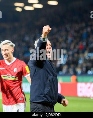 Jubeltrainer Christian STREICH (FR) Geste, Geste, Fußball DFB Pokal Viertelfinale, VfL Bochum (BO) - SC Freiburg (FR) 1: 2 NV, am 2.. März 2022 in Bochum/Deutschland. Â Stockfoto