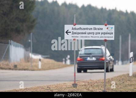 17. März 2022, Baden-Württemberg, Meßstetten: Ein Schild vor der ehemaligen Zollernalb-Kaserne weist auf das Ankunftszentrum Ukraine hin. In den letzten Tagen wurde in der ehemaligen staatlichen Erstaufnahmeeinrichtung im Bezirk Zollernalb ein Ankunftszentrum für Flüchtlinge aus der Ukraine eingerichtet., Foto: Marijan Murat/dpa Stockfoto