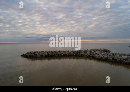 Wolkiger Sonnenuntergang bei Point Clear, Alabama Stockfoto