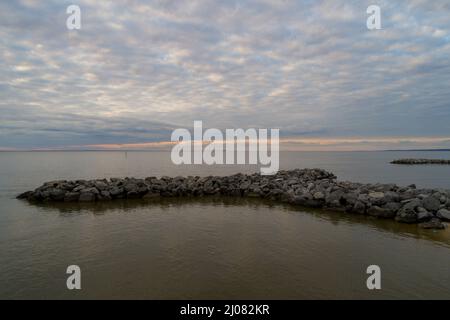 Wolkiger Sonnenuntergang bei Point Clear, Alabama Stockfoto