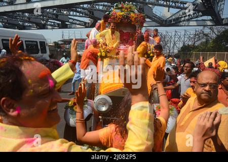 Kalkutta, Westbengalen, Indien. 16. März 2022. Menschen, die das Holi-Festival mit farbigem Pulver feiern. Sie fahren Rolls Royce Autos während der Feier. (Bild: © Rahul Sadhukhan/Pacific Press via ZUMA Press Wire) Stockfoto