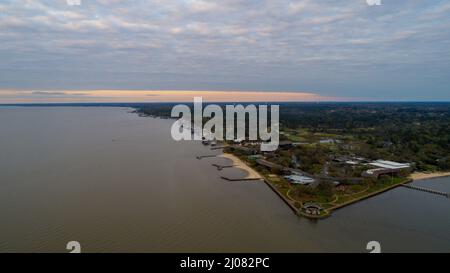 Wolkiger Sonnenuntergang bei Point Clear, Alabama Stockfoto