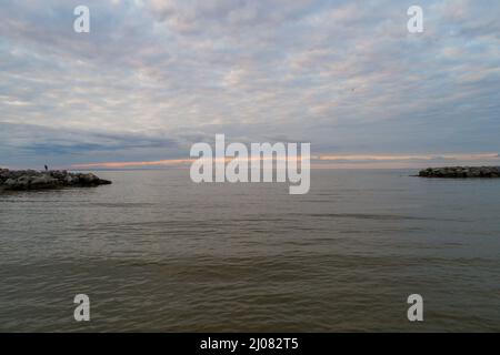 Wolkiger Sonnenuntergang bei Point Clear, Alabama Stockfoto