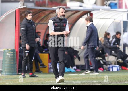 Mailand, Italien. 12. März 2022. Italien, Mailand, 13 2022. märz: Maurizio ganz (Mailänder Manager) gibt während des Fußballspiels AC MILAN vs JUVENTUS, SF 1. Leg Coppa Italia Women im Vismara Center Ratschläge (Bild: © Fabrizio Andrea Bertani/Pacific Press via ZUMA Press Wire) Stockfoto