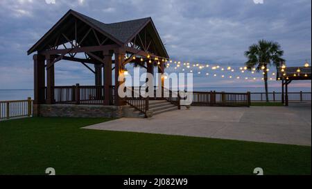 Wolkiger Sonnenuntergang bei Point Clear, Alabama Stockfoto