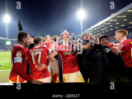 Letzte Jubel FR, von links nach rechts Christian GUENTER (GÃ nter, FR), Nico SCHLOTTERBECK (FR), Vincenzo GRIFO (FR). Fußball DFB Pokal Viertelfinale, VfL Bochum (BO) - SC Freiburg (FR) 1:2 aet, am 2.. März 2022 in Bochum/Deutschland. Â Stockfoto