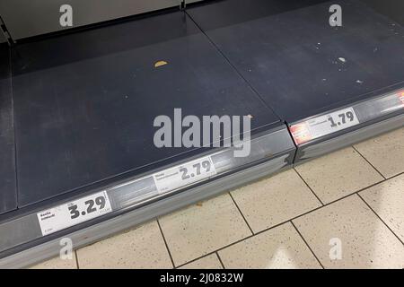 Leere Supermarktregale-Hamster Käufe von Speiseöl am 03/17/2022. Aus Angst vor den Auswirkungen des Ukraine-Krieges horten immer mehr Menschen Öl. Zuerst stieg der Preis, jetzt haben sich einige Verbraucher für Notfälle einfinden lassen. Das Ergebnis sind leere Regale in vielen Supermärkten. Stockfoto