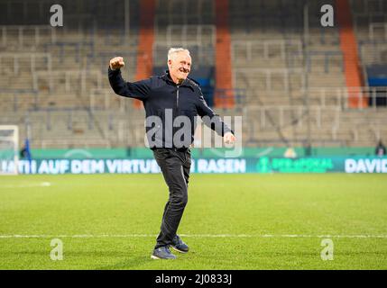 Jubilationstrainer Christian STREICH (FR) Fußball DFB Pokal Viertelfinale, VfL Bochum (BO) - SC Freiburg (FR) 1:2 aet, am 2.. März 2022 in Bochum/Deutschland. Â Stockfoto