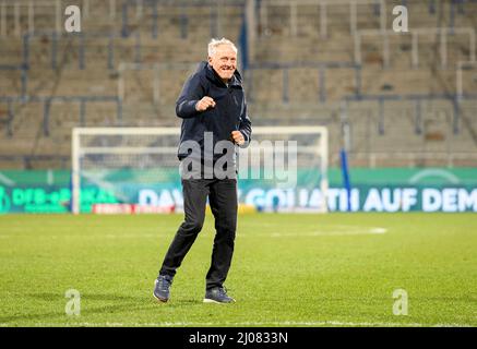 Jubilationstrainer Christian STREICH (FR) Fußball DFB Pokal Viertelfinale, VfL Bochum (BO) - SC Freiburg (FR) 1:2 aet, am 2.. März 2022 in Bochum/Deutschland. Â Stockfoto