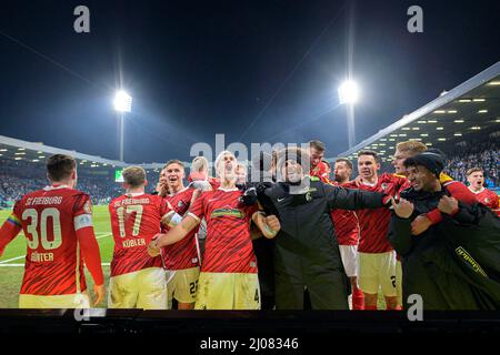 Letzte Jubel FR, von links nach rechts Roland SALLAI (FR), Nico SCHLOTTERBECK (FR), Vincenzo GRIFO (FR), Nicolas HOEFLER (HÃ¶fler, FR), Philipp LIENHART (FR) Fußball DFB Pokal Viertelfinale, VfL Bochum (BO) - SC Freiburg (FR) 1: 2 aet, am 2.. März 2022 in Bochum/Deutschland. Â Stockfoto