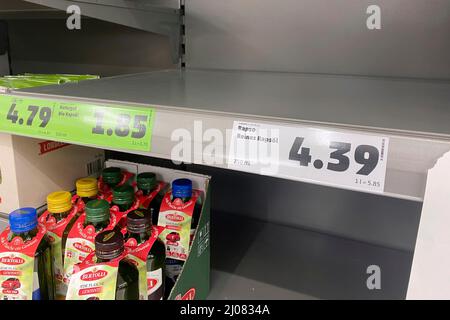 Leere Supermarktregale-Hamster Käufe von Speiseöl am 17.. März 2022. Aus Angst vor den Auswirkungen des Ukraine-Krieges horten immer mehr Menschen Öl. Zuerst stieg der Preis, jetzt haben sich einige Verbraucher für Notfälle einfinden lassen. Das Ergebnis sind leere Regale in vielen Supermärkten. Stockfoto