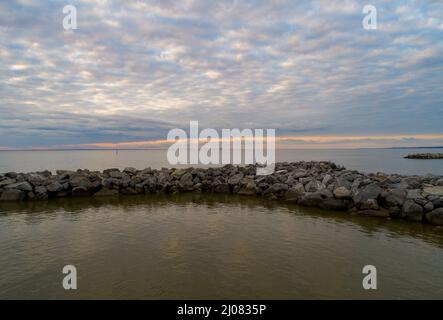 Wolkiger Sonnenuntergang bei Point Clear, Alabama Stockfoto