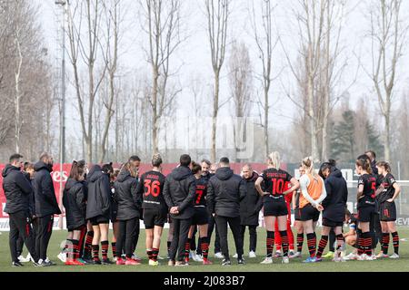 12. März 2022, Mailand, Italien: Italien, Mailand, märz 13 2022: Maurizio ganz (Manager in Mailand) bringt am Ende des Fußballspiels seine Spieler zusammen AC MILAN vs JUVENTUS, SF 1. Leg Coppa Italia Women at Vismara Center (Bildquelle: © Fabrizio Andrea Bertani/Pacific Press via ZUMA Press Wire) Stockfoto