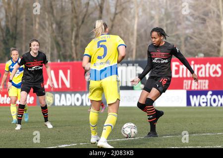 Mailand, Italien. 12. März 2022. Italien, Mailand, 13 2022. märz: Lindsey Thomas (Stürmerin von Mailand) dribbelt in der zweiten Halbzeit während des Fußballspiels AC MILAN vs JUVENTUS, SF 1.-Bein Coppa Italia Women at Vismara Center (Bildnachweis: © Fabrizio Andrea Bertani/Pacific Press via ZUMA Press Wire) Stockfoto