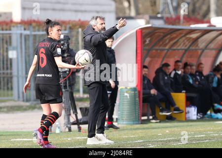 Mailand, Italien. 12. März 2022. Italien, Mailand, 13 2022. märz: Maurizio ganz (Mailänder Manager) gibt während des Fußballspiels AC MILAN vs JUVENTUS, SF 1. Leg Coppa Italia Women im Vismara Center Ratschläge (Bild: © Fabrizio Andrea Bertani/Pacific Press via ZUMA Press Wire) Stockfoto