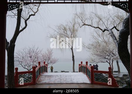 (220317) -- PEKING, 17. März 2022 (Xinhua) -- Touristen besuchen den Sommerpalast inmitten von Schnee in Peking, der Hauptstadt Chinas, 17. März 2022. Chinas meteorologische Behörden gaben am Donnerstag eine blaue Warnung für schweren Schnee im nördlichen Teil des Landes aus. (Foto von Guo Junfeng/Xinhua) Stockfoto