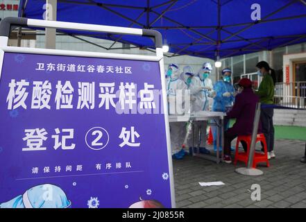 (220317) -- NANCHANG, 17. März 2022 (Xinhua) -- Menschen nehmen Nukleinsäuretests in einem Wohngebiet im Bezirk Honggutan in Nanchang, der ostchinesischen Provinz Jiangxi, am 17. März 2022 ab. Nanchang führte am Donnerstag Massen-COVID-19-Tests für Bürger durch. (Xinhua/Peng Zhaozhi) Stockfoto