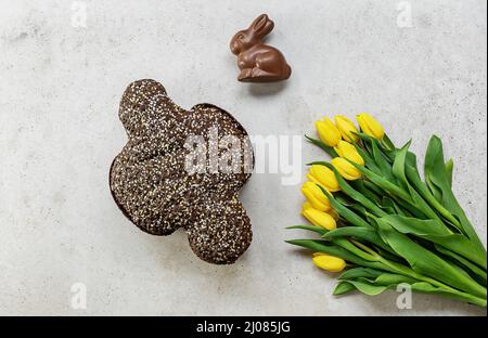 Traditionelle italienische Osterkuchen mit Schokolade, Colomba di Pasqua oder Ostertorte. Stockfoto