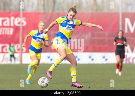 Mailand, Italien. 12. März 2022. Italien, Mailand, 13 2022. märz: Cristiana Girelli (Juventus-Stürmerin) Ballkontrolle in der ersten Halbzeit während des Fußballspiels AC MILAN vs JUVENTUS, SF 1.-Bein Coppa Italia Women at Vismara Center (Bildquelle: © Fabrizio Andrea Bertani/Pacific Press via ZUMA Press Wire) Stockfoto