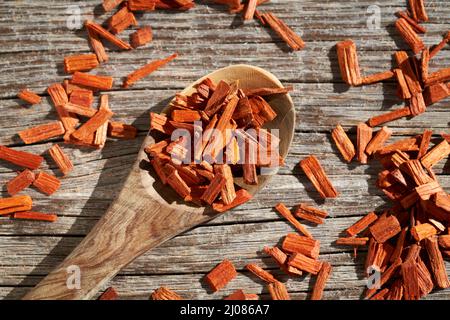 Stücke aus rotem Sandelholz auf einem Löffel, Draufsicht Stockfoto