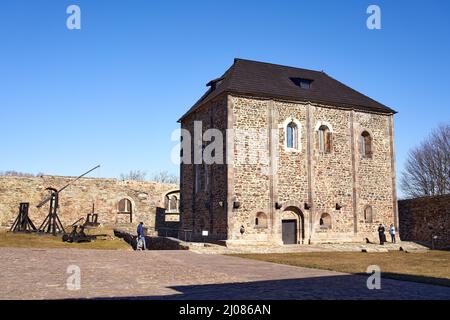 CHEB, TSCHECHISCHE REPUBLIK - 12. MÄRZ 2022: Kapelle einer gotischen Burg an einem sonnigen Tag Stockfoto