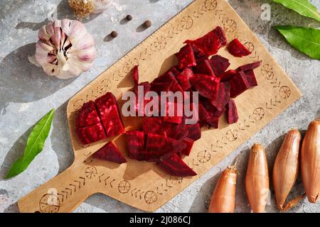 Zutaten für die Zubereitung von roten Rüben-Kvass - in Scheiben geschnittene Rote Beete, Zwiebeln, Knoblauch, Lorbeerblatt und Piment Stockfoto