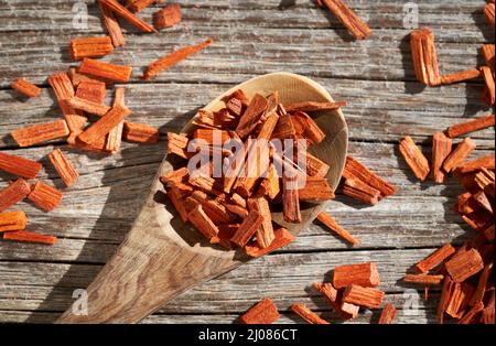 Stücke aus rotem Sandelholz auf einem Holzlöffel, Draufsicht Stockfoto