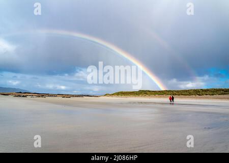 Erstaunlicher Regenbogen über Carrickfad von Portnoo am Narin Strand in der Grafschaft Donegal Irland. Stockfoto