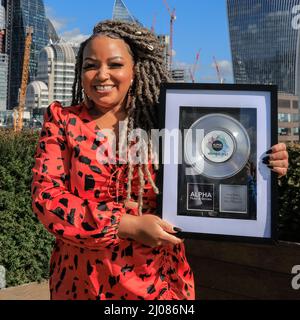 London, Großbritannien, 17.. März 2022. London, Großbritannien, 17.. März 2022. Alpha-Headliner ohne Unterschrift und Musiktheaterlegende Marisha Wallace mit der Trophäe, die an den Gewinner geht. Das Finale von Alpha Unsigned, einem spannenden Wettbewerb für neue Talente, findet am 30.. März 2022 auf der Indigo O2 statt. 20 außergewöhnliche Künstler und Musiker traten 2021 und 2022 in drei Läufen an, wobei zehn Finalisten ihre Läufe und ‘Wildcard'-Plätze gewannen, um am 30.. März zum Finale bei Indigo O2 zu gehen, um einen unglaublichen Plattenvertrag für £100.000 mit Alpha Music & Records zu gewinnen. Stockfoto
