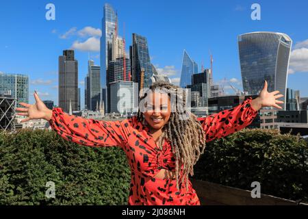 London, Großbritannien. 17. März 2022. London, Großbritannien, 17.. März 2022. Alpha-unsignierter Headliner und Musical-Theaterlegende Marisha Wallace auf dem Dach der Record Company. Das Finale von Alpha Unsigned, einem spannenden Wettbewerb für neue Talente, findet am 30.. März 2022 auf der Indigo O2 statt. 20 außergewöhnliche Künstler und Musiker traten 2021 und 2022 in drei Läufen an, wobei zehn Finalisten ihre Läufe und ‘Wildcard'-Plätze gewannen, um am 30.. März zum Finale bei Indigo O2 zu gehen, um einen unglaublichen Plattenvertrag für £100.000 mit Alpha Music & Records zu gewinnen. Kredit: Imageplotter/Alamy Live Nachrichten Stockfoto