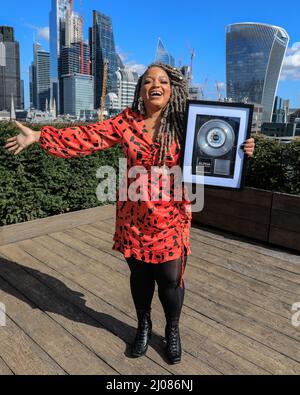 London, Großbritannien, 17.. März 2022. London, Großbritannien, 17.. März 2022. Alpha-Headliner ohne Unterschrift und Musiktheaterlegende Marisha Wallace mit der Trophäe, die an den Gewinner geht. Das Finale von Alpha Unsigned, einem spannenden Wettbewerb für neue Talente, findet am 30.. März 2022 auf der Indigo O2 statt. 20 außergewöhnliche Künstler und Musiker traten 2021 und 2022 in drei Läufen an, wobei zehn Finalisten ihre Läufe und ‘Wildcard'-Plätze gewannen, um am 30.. März zum Finale bei Indigo O2 zu gehen, um einen unglaublichen Plattenvertrag für £100.000 mit Alpha Music & Records zu gewinnen. Stockfoto