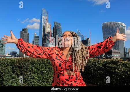 London, Großbritannien. 17. März 2022. London, Großbritannien, 17.. März 2022. Alpha-unsignierter Headliner und Musical-Theaterlegende Marisha Wallace auf dem Dach der Record Company. Das Finale von Alpha Unsigned, einem spannenden Wettbewerb für neue Talente, findet am 30.. März 2022 auf der Indigo O2 statt. 20 außergewöhnliche Künstler und Musiker traten 2021 und 2022 in drei Läufen an, wobei zehn Finalisten ihre Läufe und ‘Wildcard'-Plätze gewannen, um am 30.. März zum Finale bei Indigo O2 zu gehen, um einen unglaublichen Plattenvertrag für £100.000 mit Alpha Music & Records zu gewinnen. Kredit: Imageplotter/Alamy Live Nachrichten Stockfoto