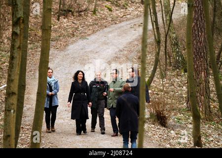 17. März 2022, Berlin, Kreis Grunewald, Deutschland: Die Bundesministerin für Ernährung und Landwirtschaft, Cem Ã-zdemir, eröffnet gemeinsam mit der Berliner Senatorin für Umwelt, Mobilität, Konsum und Klimaschutz, Bettina Jarasch, den Beginn der dritten Bodenuntersuchung im Wald (BZE) mit einem symbolischen Spatenstich. (Bild: © Simone Kuhlmey/Pacific Press via ZUMA Press Wire) Stockfoto