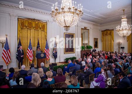 Washington, Vereinigte Staaten. 16. März 2022. Ruth Glenn, CEO und Präsidentin der National Coalition Against Domestic Violence, Right, wird von US-Präsident Joe Biden bei einer Veranstaltung begleitet, bei der die Wiederautorisierung des Violence Against Women Act (VAWA) im East Room des Weißen Hauses in Washington, DC, am Mittwoch, den 16. März 2022 gefeiert wird. Kredit: Rod Lampey/CNP/dpa/Alamy Live Nachrichten Stockfoto