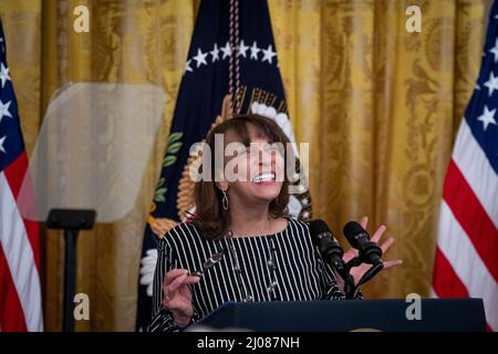 Ruth Glenn, CEO und Präsidentin der National Coalition Against Domestic Violence, hält am Mittwoch, den 16. März 2022, im East Room des Weißen Hauses in Washington, DC, eine Rede, bei der die Reautorisierung des Violence Against Women Act (VAWA) gefeiert wird. Kredit: Rod Lampey/CNP Stockfoto