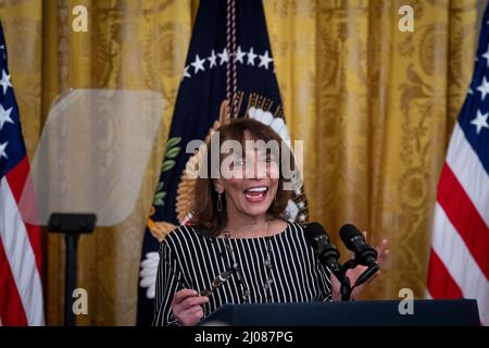 Ruth Glenn, CEO und Präsidentin der National Coalition Against Domestic Violence, hält am Mittwoch, den 16. März 2022, im East Room des Weißen Hauses in Washington, DC, eine Rede, bei der die Reautorisierung des Violence Against Women Act (VAWA) gefeiert wird. Kredit: Rod Lampey/CNP Stockfoto