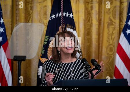 Ruth Glenn, CEO und Präsidentin der National Coalition Against Domestic Violence, hält am Mittwoch, den 16. März 2022, im East Room des Weißen Hauses in Washington, DC, eine Rede, bei der die Reautorisierung des Violence Against Women Act (VAWA) gefeiert wird. Kredit: Rod Lampey/CNP Stockfoto