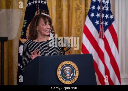 Ruth Glenn, CEO und Präsidentin der National Coalition Against Domestic Violence, hält am Mittwoch, den 16. März 2022, im East Room des Weißen Hauses in Washington, DC, eine Rede, bei der die Reautorisierung des Violence Against Women Act (VAWA) gefeiert wird. Kredit: Rod Lampey/CNP Stockfoto