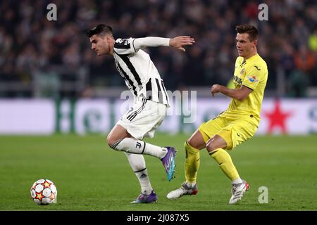 Turin, Italien. 16. März 2022. Alvaro Morata vom FC Juventus und Giovani Lo Celso von Villarreal CF kämpfen während der UEFA Champions League Runde des Spiels Sixteen Leg Two zwischen dem FC Juventus und Villareal CF am 16. März 2022 im Allianz Stadium um den Ball. Quelle: Marco Canoniero/Alamy Live News Stockfoto