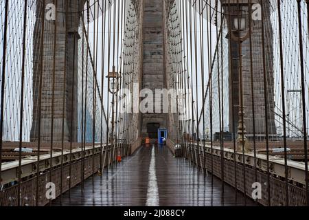 Die Brooklyn Bridge in Lower Manhattan wird an einem regnerisch-nebligen Tag, dem 17. März 2022, in New York City gesehen. Stockfoto