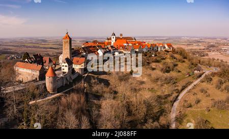 Szenische Waldenburg als Balkon von Hohenlohe im sonnigen Winter aus Drohnenperspektive, Deutschland Stockfoto