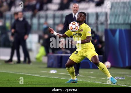 Turin, Italien. 16. März 2022. Turin, Italien. 16. März 2022. Serge Aurier von Villarreal CF in Aktion während der UEFA Champions League Runde des Spiels Sixteen Leg Two zwischen Juventus FC und Villareal CF am 16. März 2022 im Allianz Stadium. Kredit: Marco Canoniero/Alamy Live Nachrichten Gutschrift: Marco Canoniero/Alamy Live Nachrichten Stockfoto