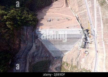 CHONGQING, CHINA - 17. MÄRZ 2022 - der untere Staudamm des Pumpspeicherkraftwerks Chongqing Panlong, gebaut von China Energy Construction Gezh Stockfoto