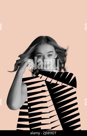 Collage zeitgenössischer Kunst. Schöne junge Frau mit gezeichneten Stoffelement isoliert auf rosa Hintergrund. Linienkunst Stockfoto