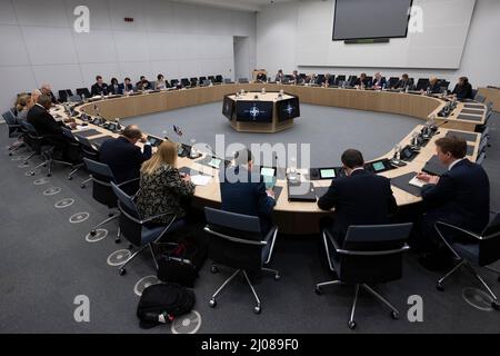 Brüssel, Belgien. 16. März 2022. US-Verteidigungsminister Lloyd J. Austin III, links, nimmt an der Generalsitzung der Verteidigungsministertagungen im NATO-Hauptquartier am 16. März 2022 in Brüssel, Belgien, Teil. Die Treffen sollen über den russischen Einmarsch in die Ukraine diskutieren. Quelle: Chad J. McNeeley/DOD/Alamy Live News Stockfoto