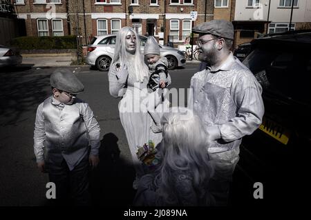London, Großbritannien. 17.. März 2022. Britische Haredi-Juden im Norden Londons versammeln sich in schickem Kleid, um den jährlichen religiösen Feiertag Purim zu feiern. Kredit: Guy Corbishley/Alamy Live Nachrichten Stockfoto