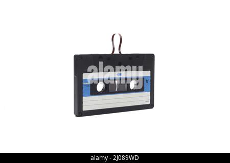 Dies zeigt ein bekanntes Problem mit den altmodischen Kompaktkassetten: Das Band, das früher herauskam, machte die Kassette nutzlos. Vintage Compact cass Stockfoto